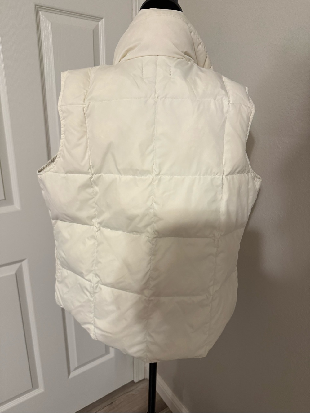 Lands' End Quilted Puffer Vest in Off-White - Picture 7 of 8